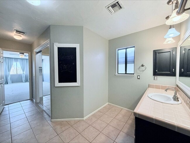 Building Photo - Charming Single Family Home With Pool