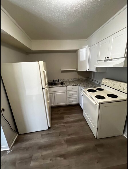 Kitchen - 3935 Linden Ave