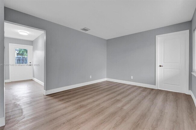 Building Photo - 1120 SW 30th St
