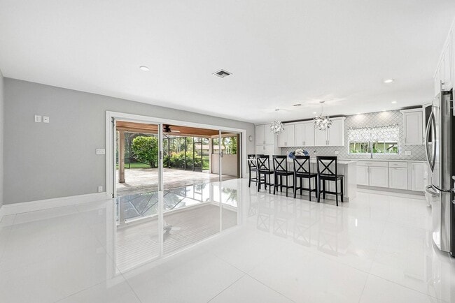 Building Photo - 417 N Country Club Dr