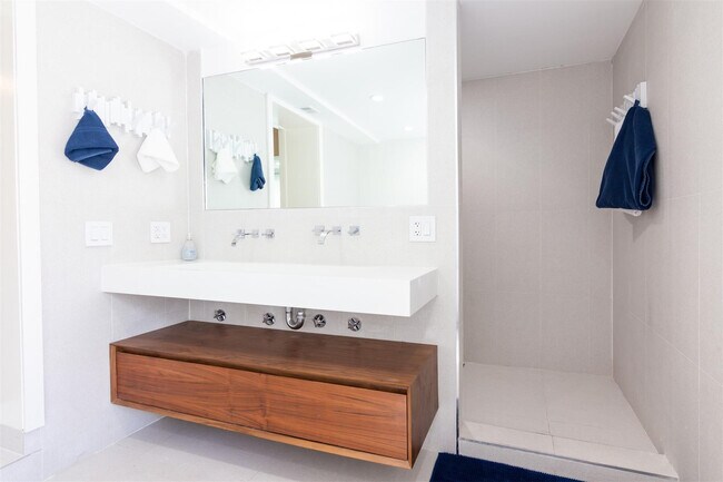 Building Photo - 9007 NE 10th Ave