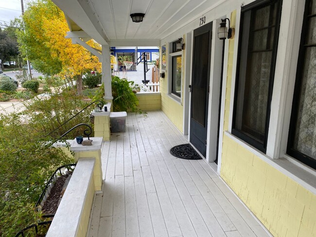 Building Photo - Stunning home in Downtown Longmont