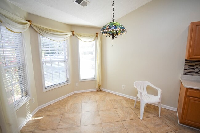 Building Photo - 717 W Perry Rd