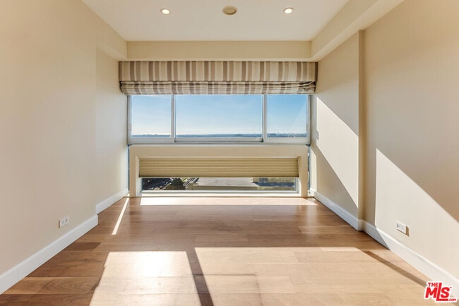 Building Photo - 2220 Ave of the Stars