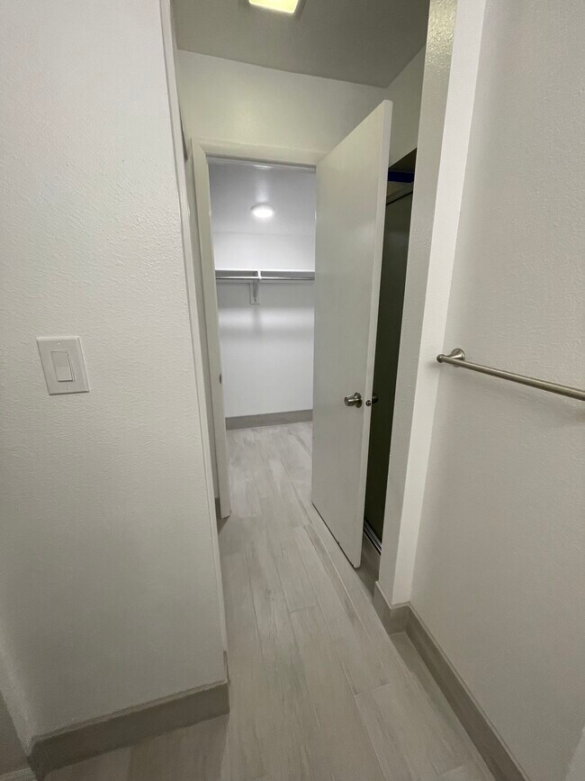 Building Photo - 480 S 200 W