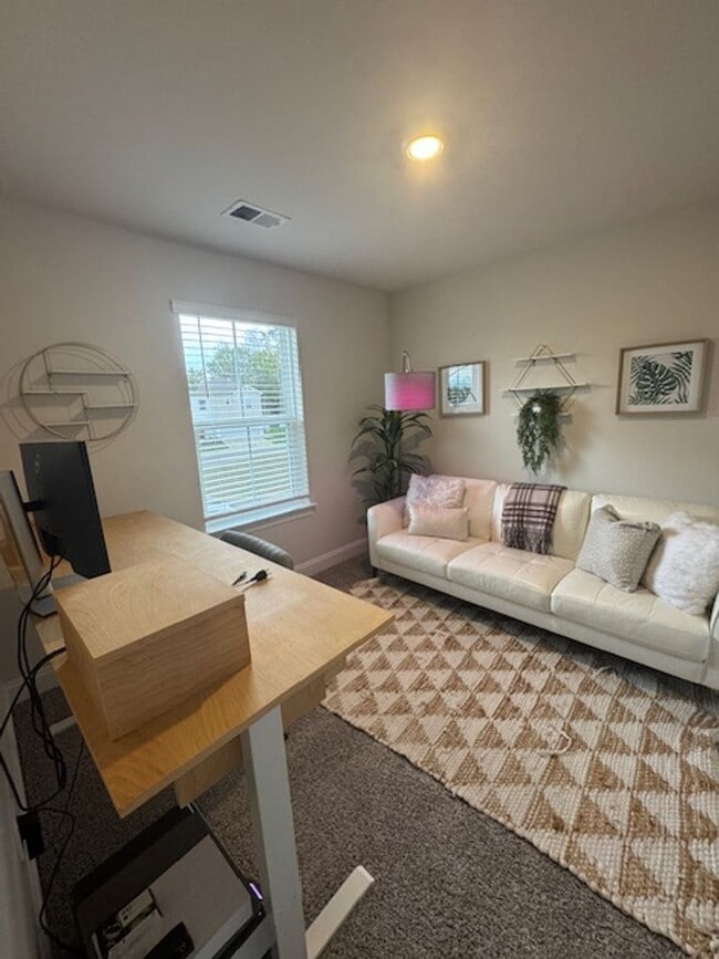 Building Photo - Beautiful newer home with 3 bedrooms, 2.5 ...