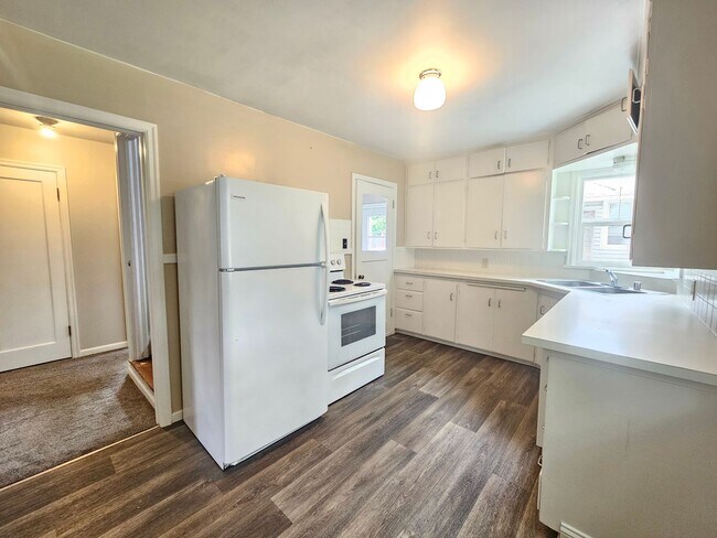 Building Photo - $1,895 - 3 Bed / 1 Bath Vintage Bungalow In North Spokane