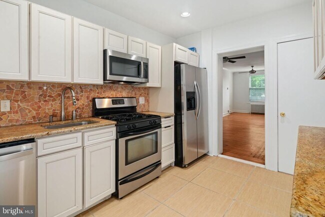 Building Photo - 3881 Manor St