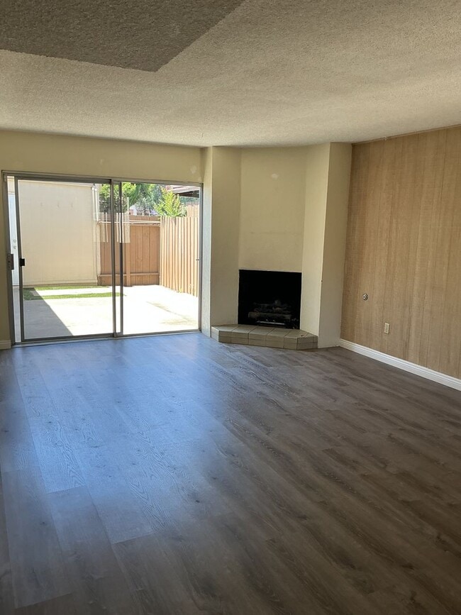 Building Photo - Townhome 3 bedroom 2 bath