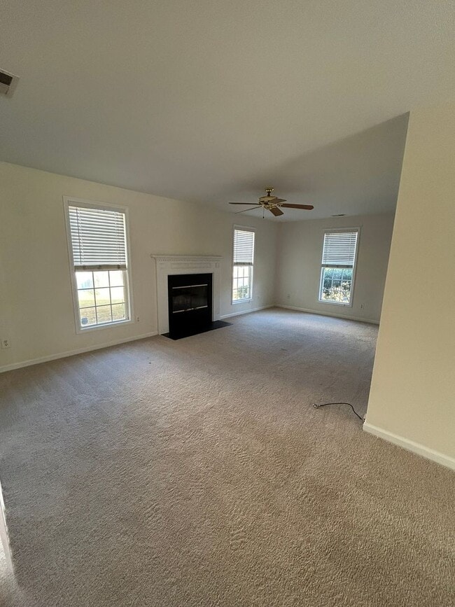 Building Photo - Beautiful Must See 3 Bedroom with Deck and Garage, minutes from Duke!