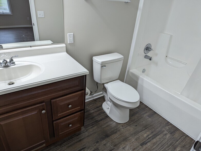 Master Bathroom - 15210 Water Oak Plz