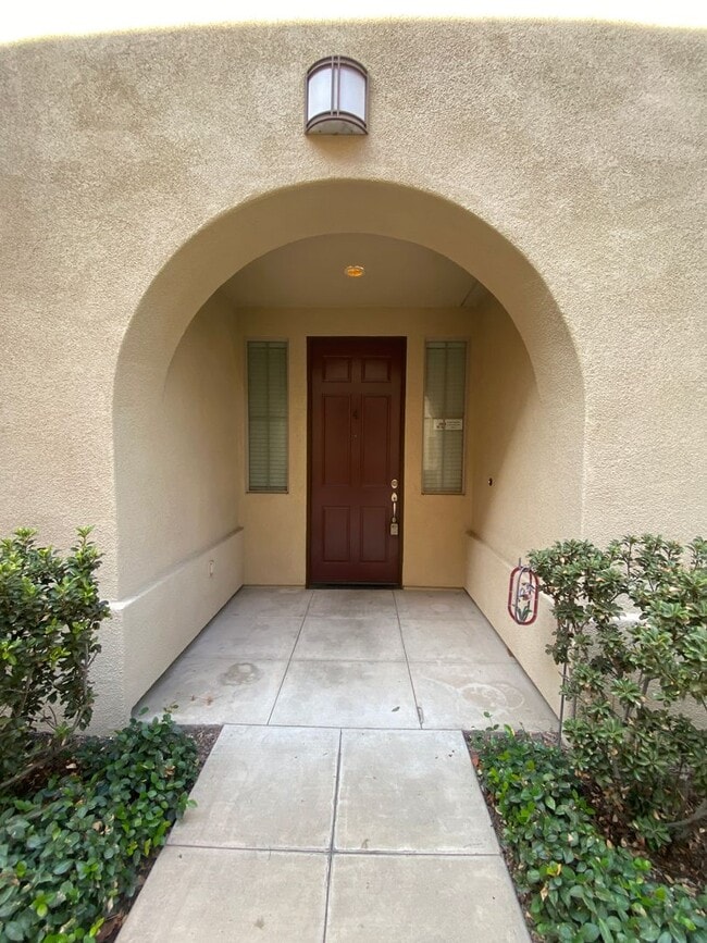 Building Photo - Victoria Gardens Three Bedroom Condo