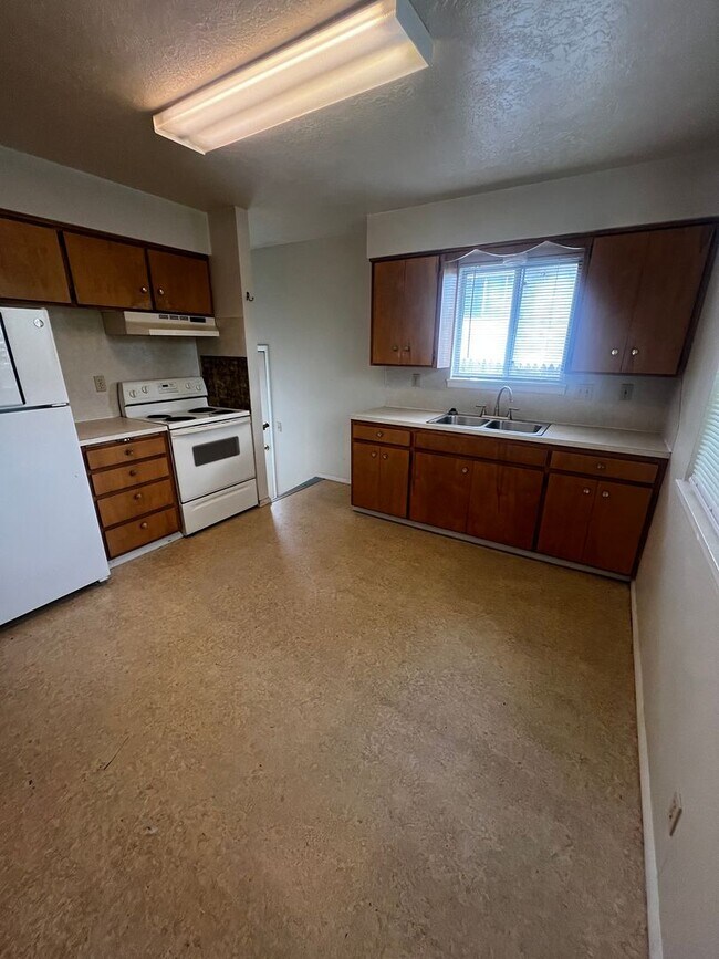 Building Photo - 739 S Arthur Ave