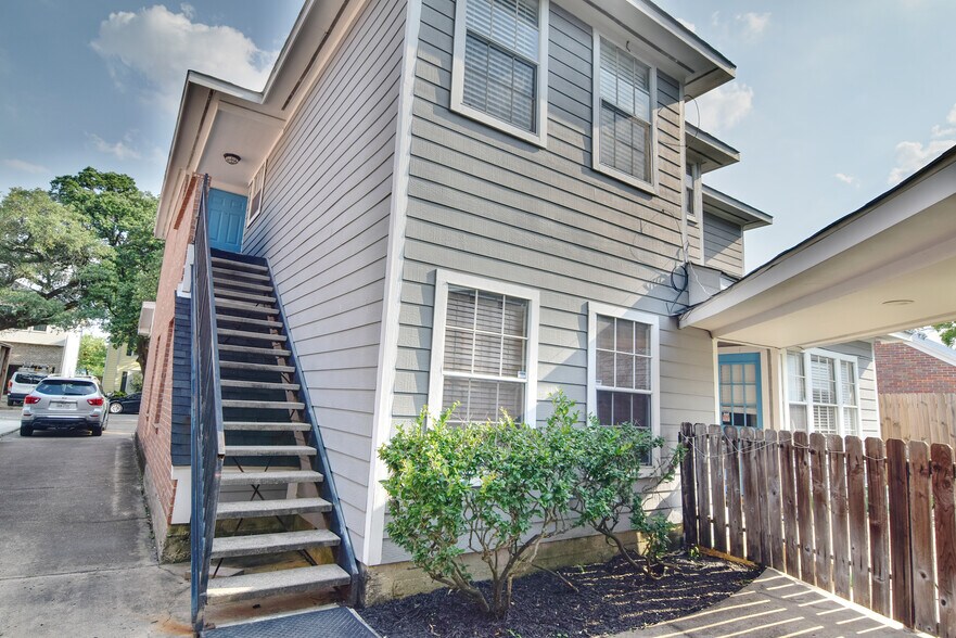 Building Photo - 2324 Sheridan St