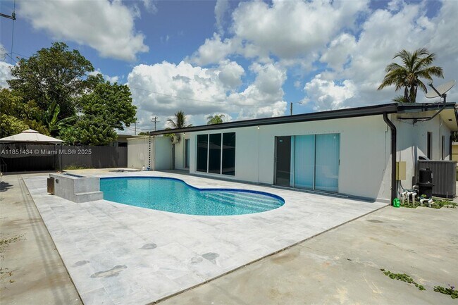 Building Photo - 840 NW 170th Terrace
