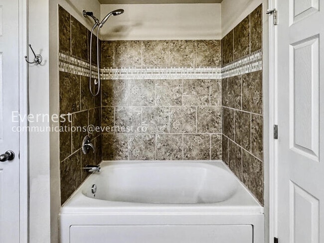 Building Photo - 3 Bed/2 Bath Home with Fenced Yard & Garage / Pet-Friendly / Available Soon!