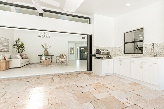 Building Photo - Newly Renovated 3 Bedroom Pool Home in Des...