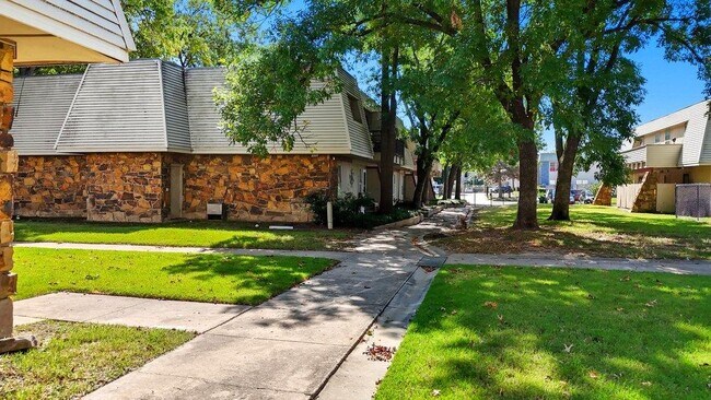 Primary Photo - 6619 S Zunis Ave