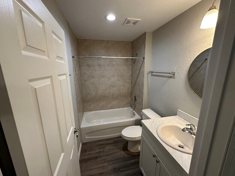 Building Photo - 5580 NE 35th St