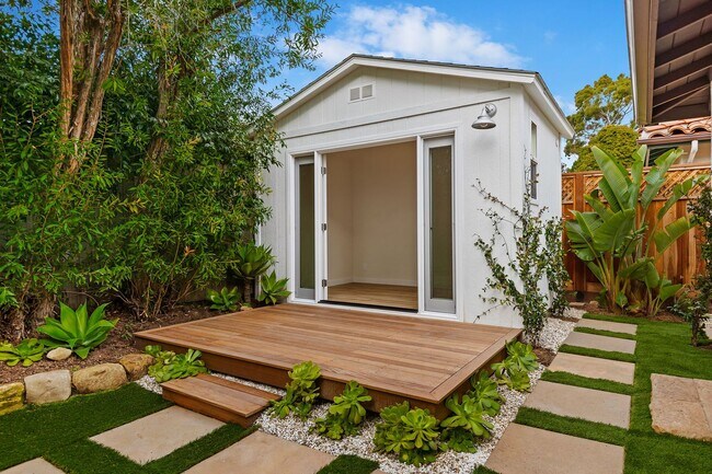 Building Photo - Welcome to this charming 2-bedroom, 1.5-ba...