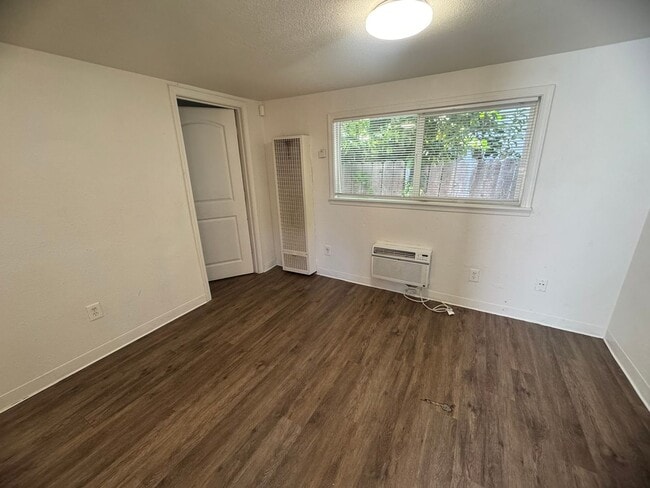 Building Photo - 1 Bedroom 1 Bath Home with a Large Outdoor...