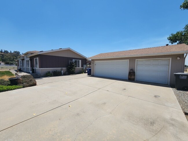 Building Photo - Family Home on 4 acres close to schools