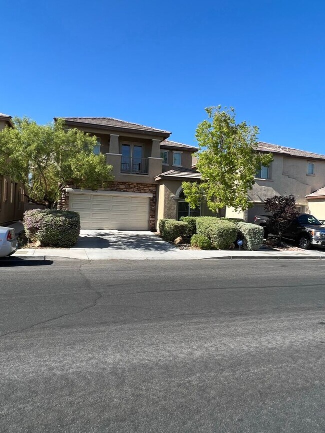Building Photo - ABSOLUTELY AMAZING! Large 4 bedroom 2 stor...