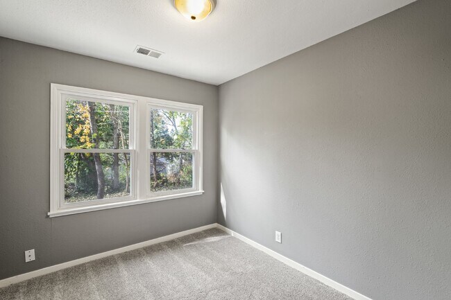 Building Photo - Welcome home to this cozy and fully updated 3-bedroom, 1-bath rental in Kansas City, KS!  1st mon...