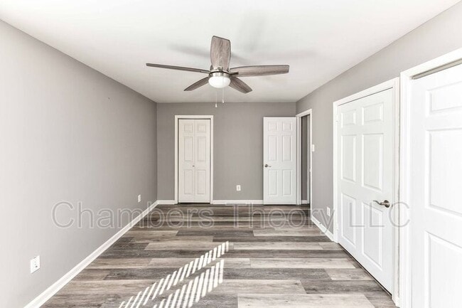 Building Photo - 11220 Chestnut Grove Square