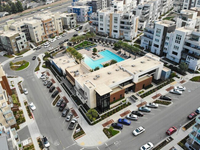 Building Photo - Gorgeous penthouse condo in East Industrial neighborhood – Fremont!