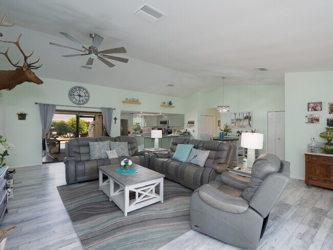 Building Photo - "Spacious 3-Bed Sanctuary with 3.5 Baths in Charming Port Charlotte!"