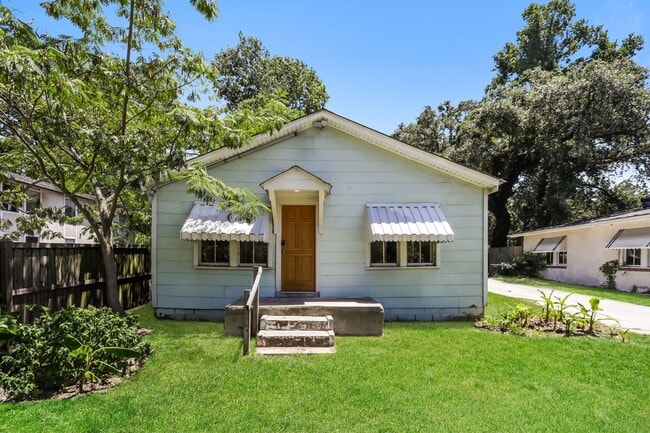 Primary Photo - 1 bedroom / 1 bath ~ Just Renovated & Move...