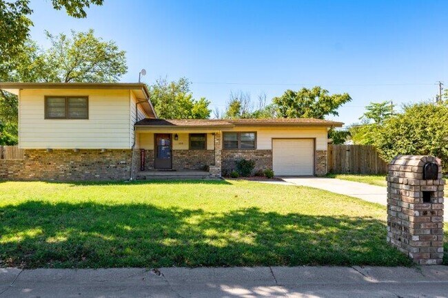 Primary Photo - 1210 Nelson Ave