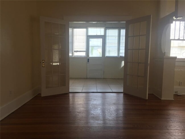 Building Photo - 113 E Vanderbilt St