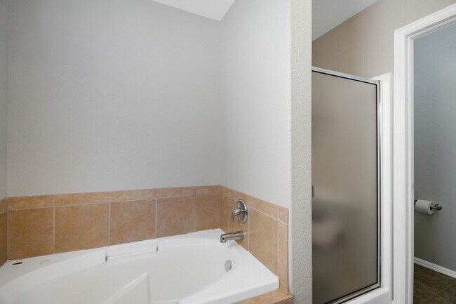 Building Photo - 2205 Meadowlark Ln