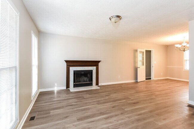 Building Photo - 6390 Queens Rd