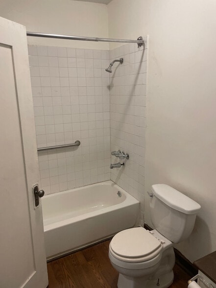 Bathroom 1 - 405 Toledo St