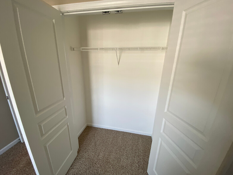 Building Photo - Room in Townhome on Keystone Park Dr