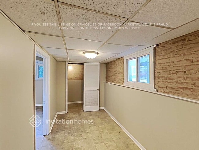 Building Photo - 4623 N Kilbourn Ave