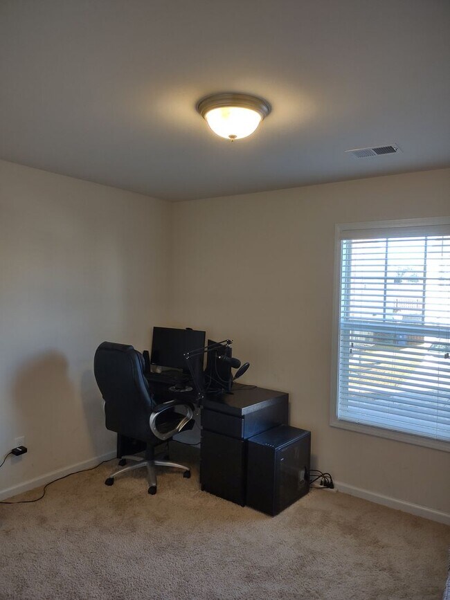 Building Photo - Fabulous Four Bedroom Home in Southeast Columbia!