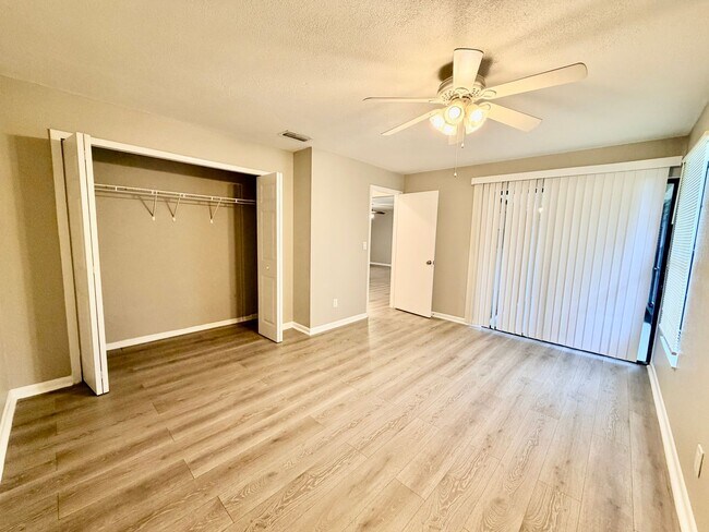 Building Photo - 2 Bedrooms 2 Bath Duplex in Cape Coral