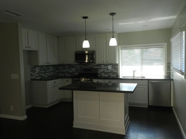 Building Photo - WONDERFUL SINGLE STORY HOUSE WITH LARGE YARD, GREAT LOCATION!