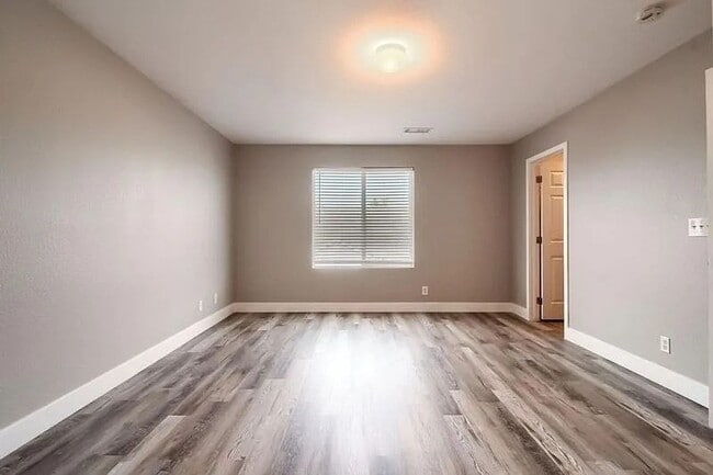Building Photo - Beautiful 3 bedroom Townhome in Green Valley Ranch