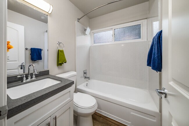 Building Photo - Recently Renovated 2 Bedroom 1 Bath, Two-L...