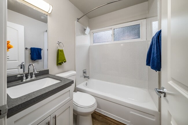 Building Photo - Recently Renovated 2 Bedroom 1 Bath, Two-Level Apartment-Great Midtown location!