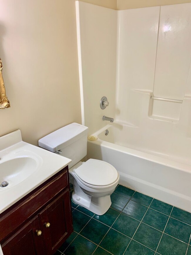 Building Photo - 1414 Golf Course Dr