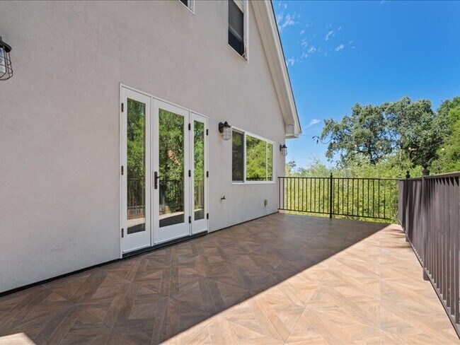 Building Photo - 910 Villa Chanticleer Rd