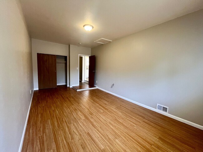 Building Photo - ** Move in Special** Spacious 3 bedroom, 1 bath Lakewood duplex with fenced in backyard available!