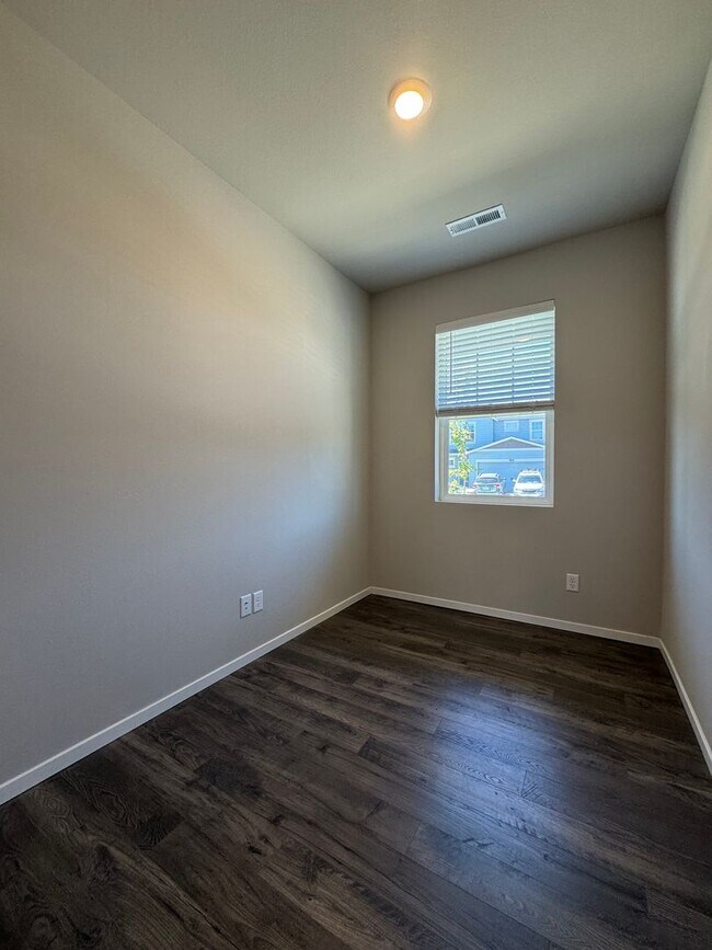 Building Photo - Modern 4-Bed Home for Rent