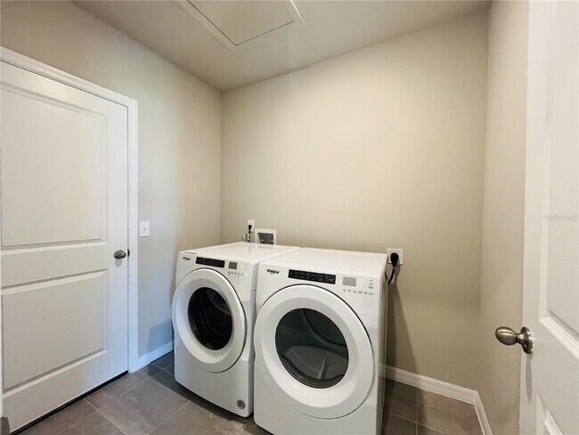 Building Photo - 1061 Oak Vly Dr